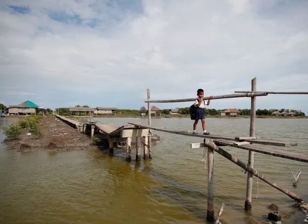 Ngôi làng ở Thái Lan bị nước biển nhấn chìm từng ngày - Ảnh 6.