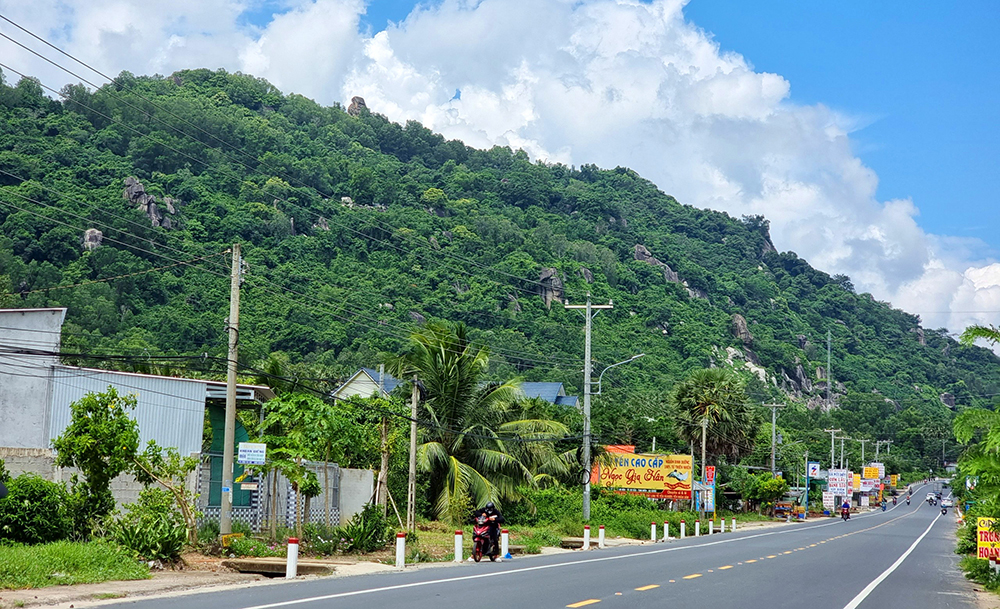 Trên đỉnh ngọn núi này ở An Giang có khối đá hình người phụ nữ, leo lên sẽ gặp nhiều khỉ hoang - Ảnh 1.