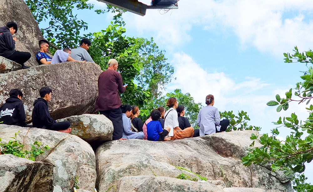 Trên đỉnh ngọn núi này ở An Giang có khối đá hình người phụ nữ, leo lên sẽ gặp nhiều khỉ hoang - Ảnh 12.