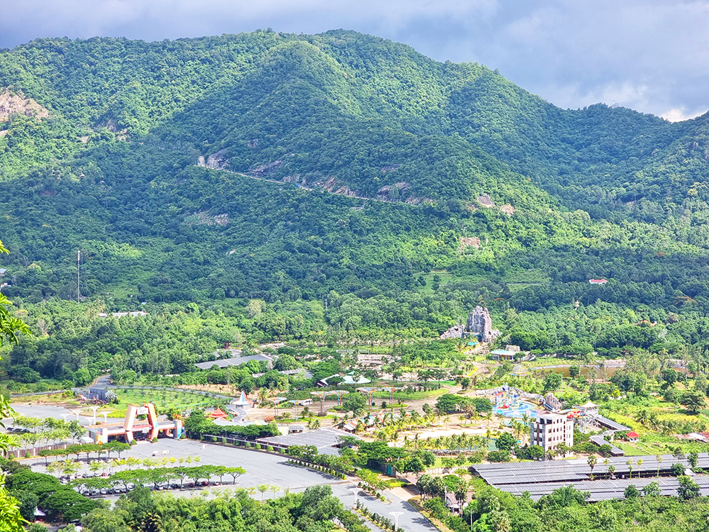 Trên đỉnh ngọn núi này ở An Giang có khối đá hình người phụ nữ, leo lên sẽ gặp nhiều khỉ hoang - Ảnh 15.