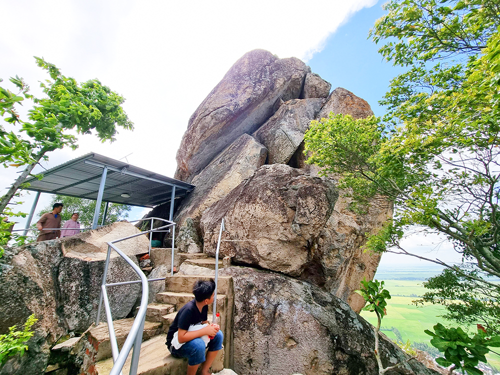 Trên đỉnh ngọn núi này ở An Giang có khối đá hình người phụ nữ, leo lên sẽ gặp nhiều khỉ hoang - Ảnh 14.