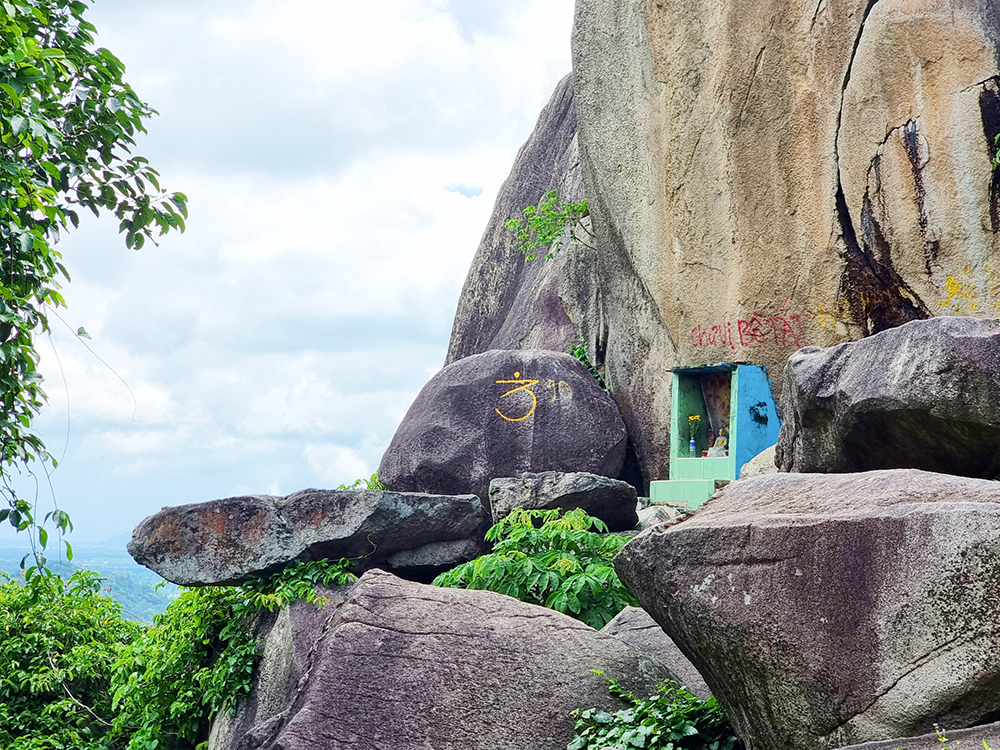Trên đỉnh ngọn núi này ở An Giang có khối đá hình người phụ nữ, leo lên sẽ gặp nhiều khỉ hoang - Ảnh 8.