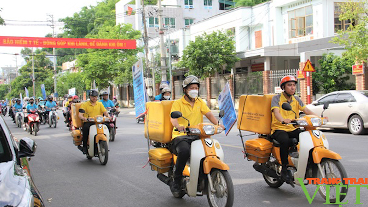 Bảo hiểm xã hội tỉnh Sơn La ra quân hưởng ứng ngày Bảo hiểm y tế Việt Nam  - Ảnh 2.