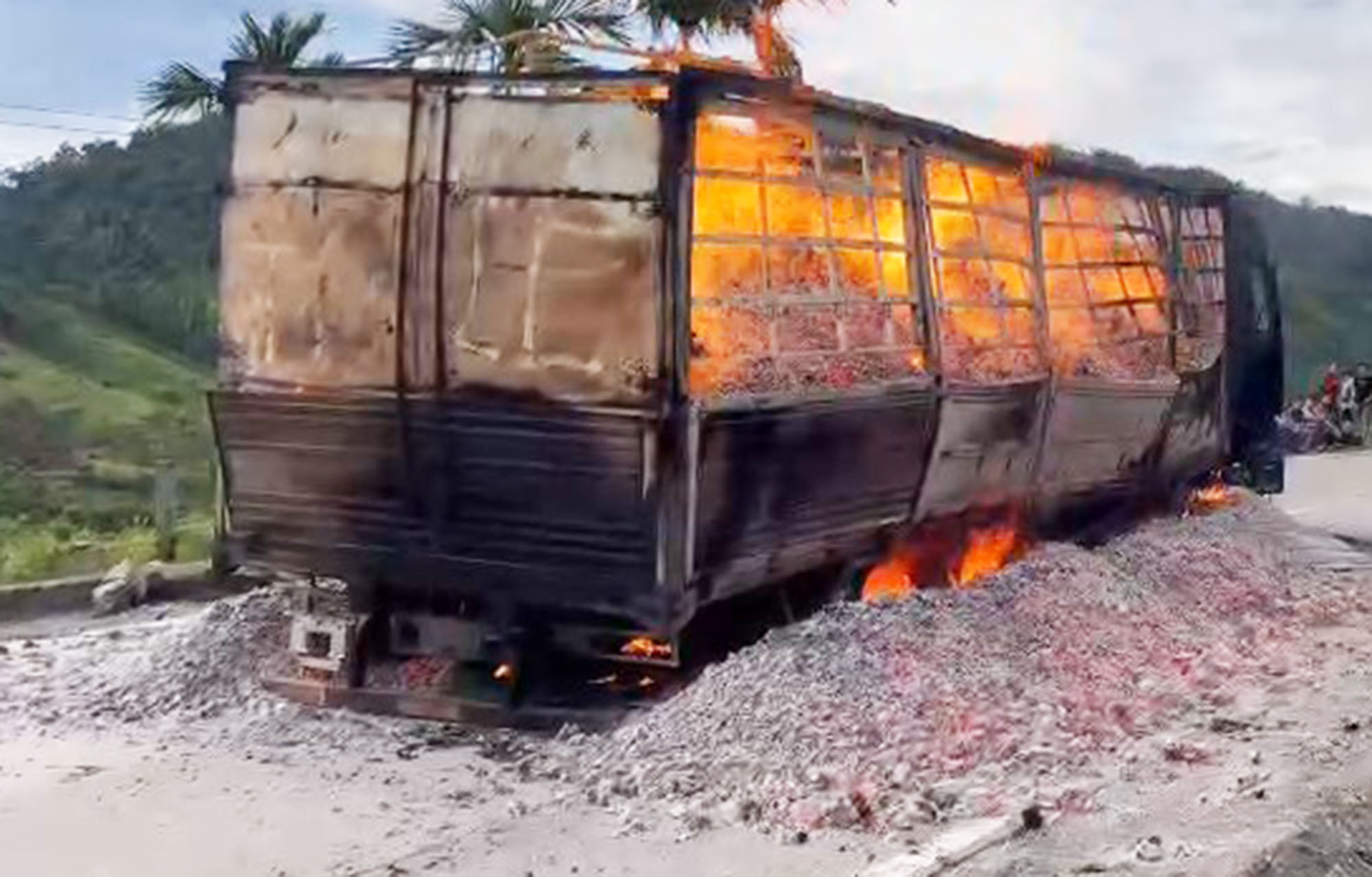Quảng Nam: Xe tải chở hơn 15 tấn than bốc cháy ngùn ngụt, tài xế may mắn thoát thân - Ảnh 1.