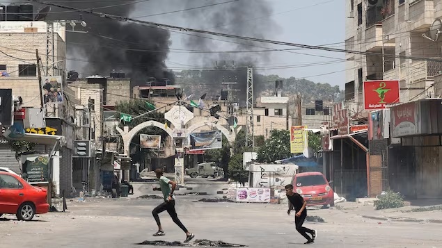 Israel 'xé toạc' Jenin, cày nát các con phố trong chiến dịch chết chóc ở Bờ Tây, 110 người thương vong - Ảnh 1.