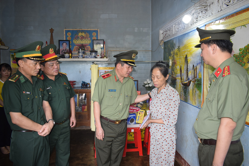 Thiếu tướng Đinh Văn Nơi thăm hỏi các gia đình liệt sĩ, cán bộ Công an trong vụ tấn công tại Đắk Lắk - Ảnh 1.
