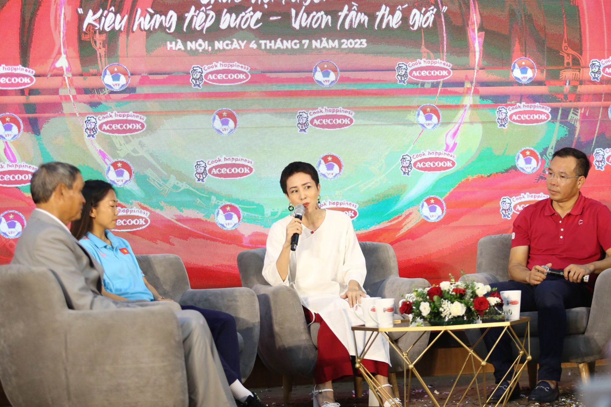 ĐT nữ Việt Nam nhận được lời khuyên từ &quot;xạ thủ&quot; Hoàng Xuân vinh và huyền thoại wushu Nguyễn Thúy Hiền - Ảnh 1.