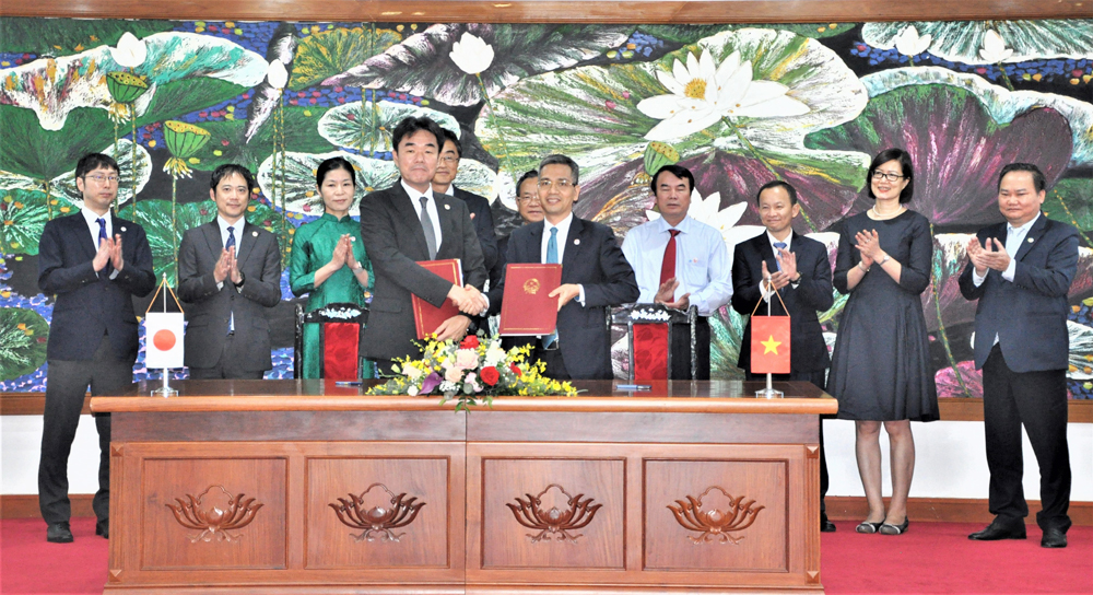 Ông Võ Thành Hưng - Thứ Trưởng Bộ Tài chính và ông Sugano Yuichi - Trưởng Đại diện JICA Việt Nam ký kết 3 Thỏa thuận vay. Ảnh: JICA