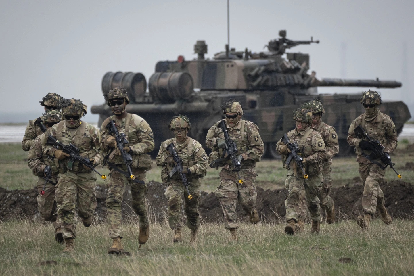 NATO sẵn sàng các kế hoạch quân sự để chống lại Nga dù bầm dập ở Ukraine nhưng sẽ không khuất phục - Ảnh 1.