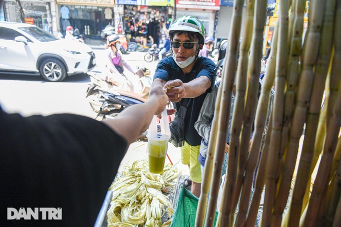 Quán nước mía ở Hà Nội thuê 10 người, ngày bán 6.000 cây thu tiền &quot;khủng&quot; - Ảnh 1.
