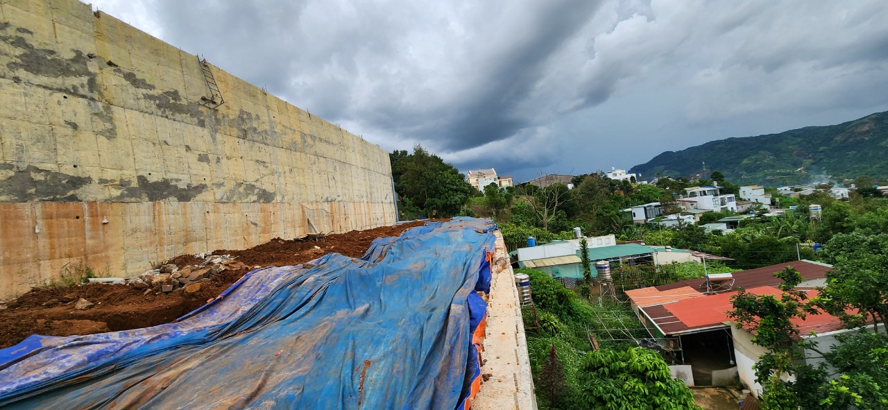 Tạm đình chỉ công tác chủ tịch phường Lộc Sơn vì chậm xử lý bờ taluy xây dựng không phép - Ảnh 3.