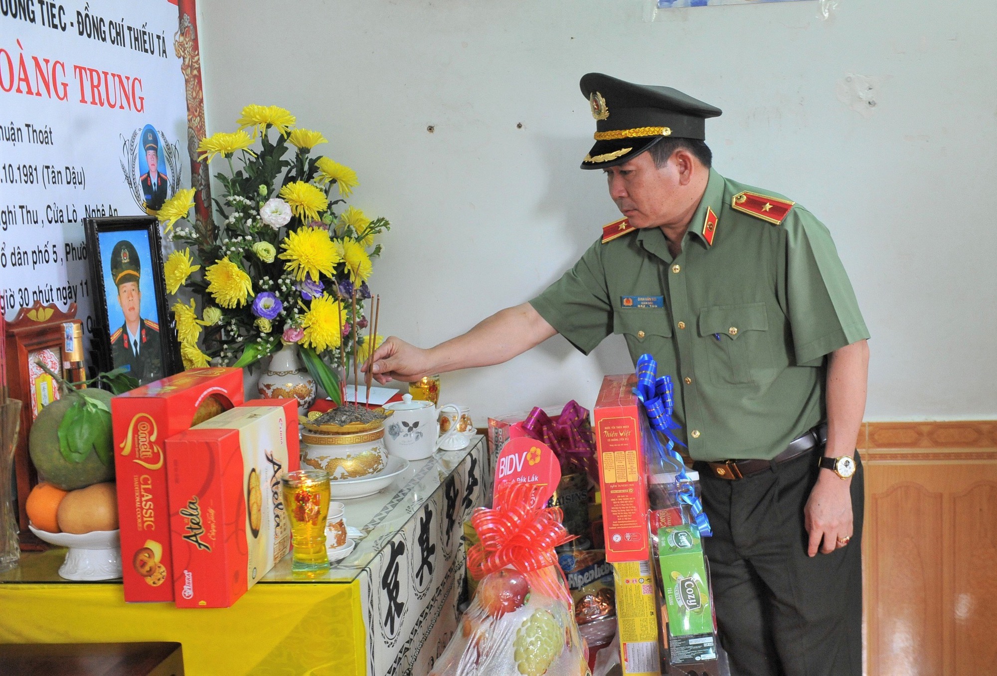 Thiếu tướng Đinh Văn Nơi thăm hỏi các gia đình liệt sĩ, cán bộ Công an trong vụ tấn công tại Đắk Lắk - Ảnh 2.