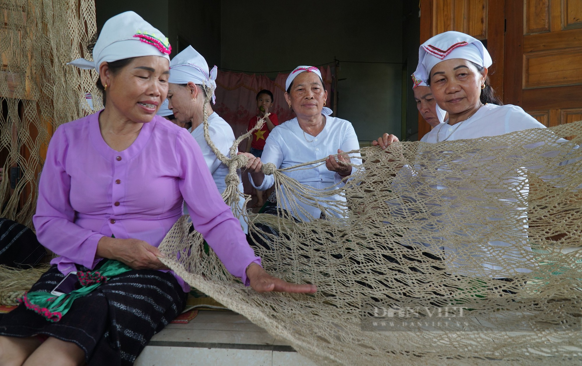 Xã này ở Nghệ An bà con người Thổ tuốt cây gai lấy sợi đan loại võng đặc biệt dùng hàng chục năm không hỏng - Ảnh 1.