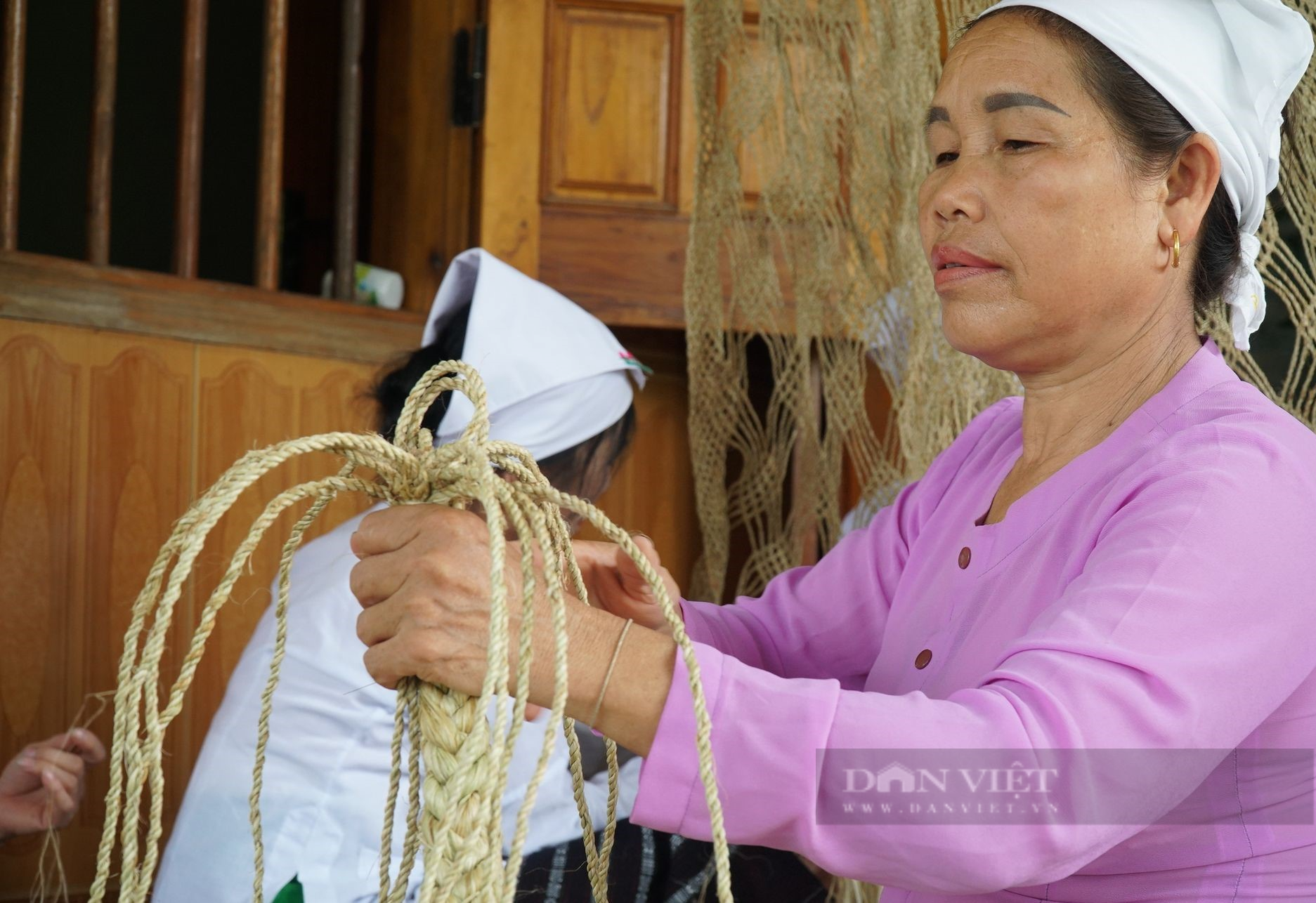 Xã này ở Nghệ An bà con người Thổ tuốt cây gai lấy sợi đan loại võng đặc biệt dùng hàng chục năm không hỏng - Ảnh 3.