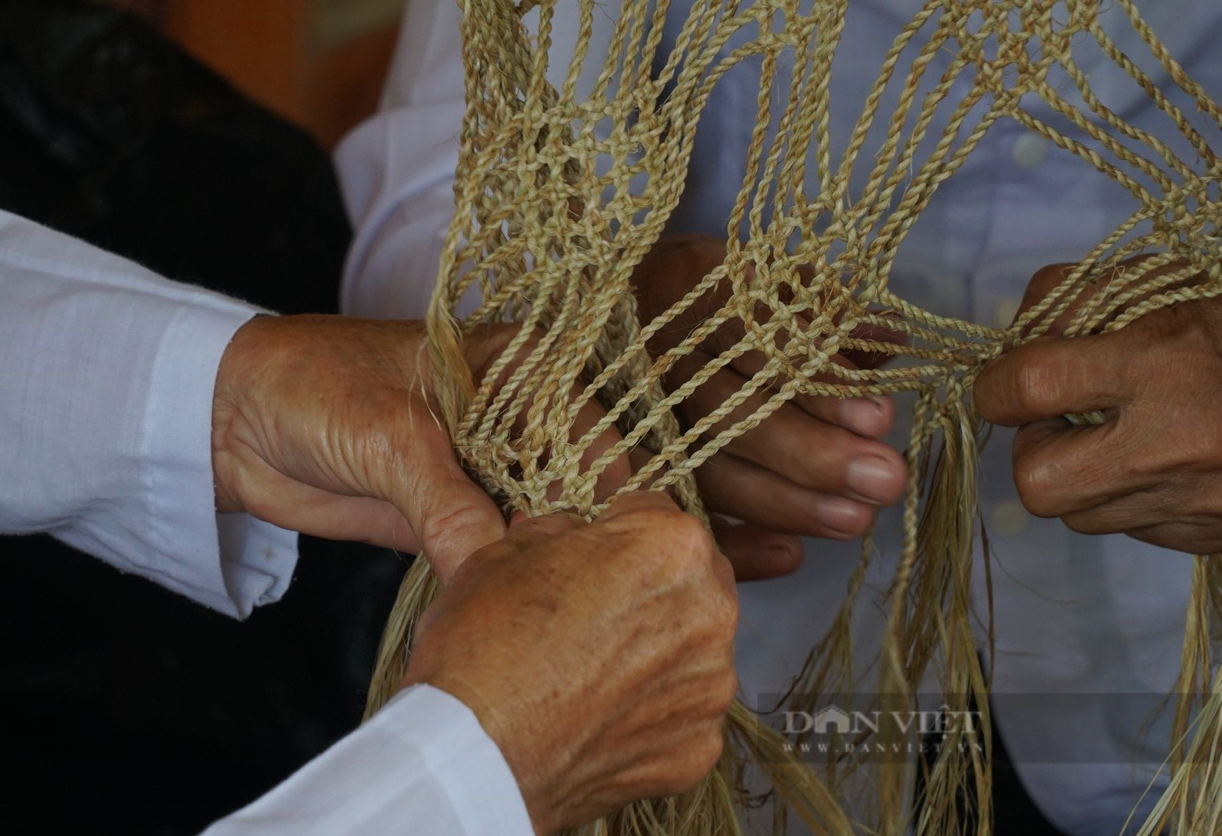 Xã này ở Nghệ An bà con người Thổ tuốt cây gai lấy sợi đan loại võng đặc biệt dùng hàng chục năm không hỏng - Ảnh 5.