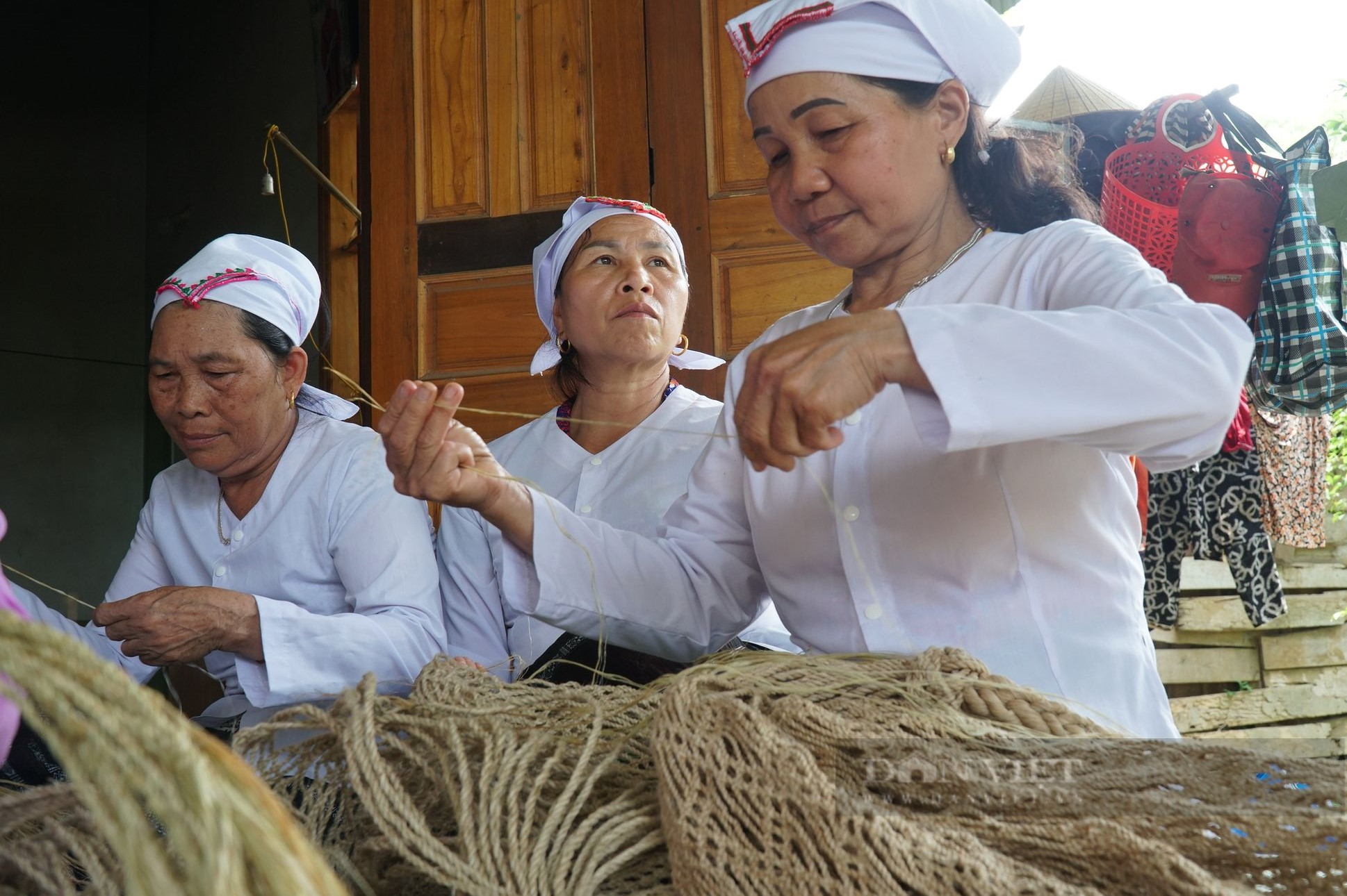 Xã này ở Nghệ An bà con người Thổ tuốt cây gai lấy sợi đan loại võng đặc biệt dùng hàng chục năm không hỏng - Ảnh 6.