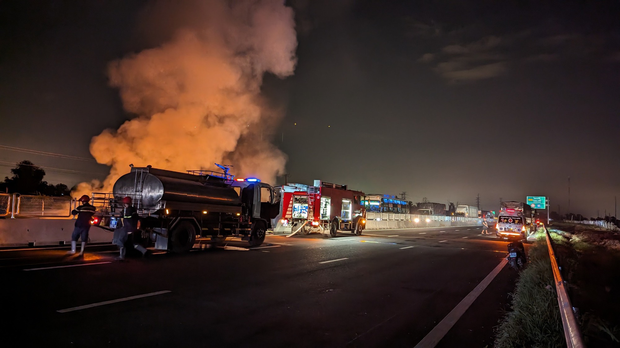 Xe đầu kéo bị cháy kinh hoàng trên cao tốc Phan Thiết - Vĩnh Hảo lúc nửa đêm - Ảnh 2.