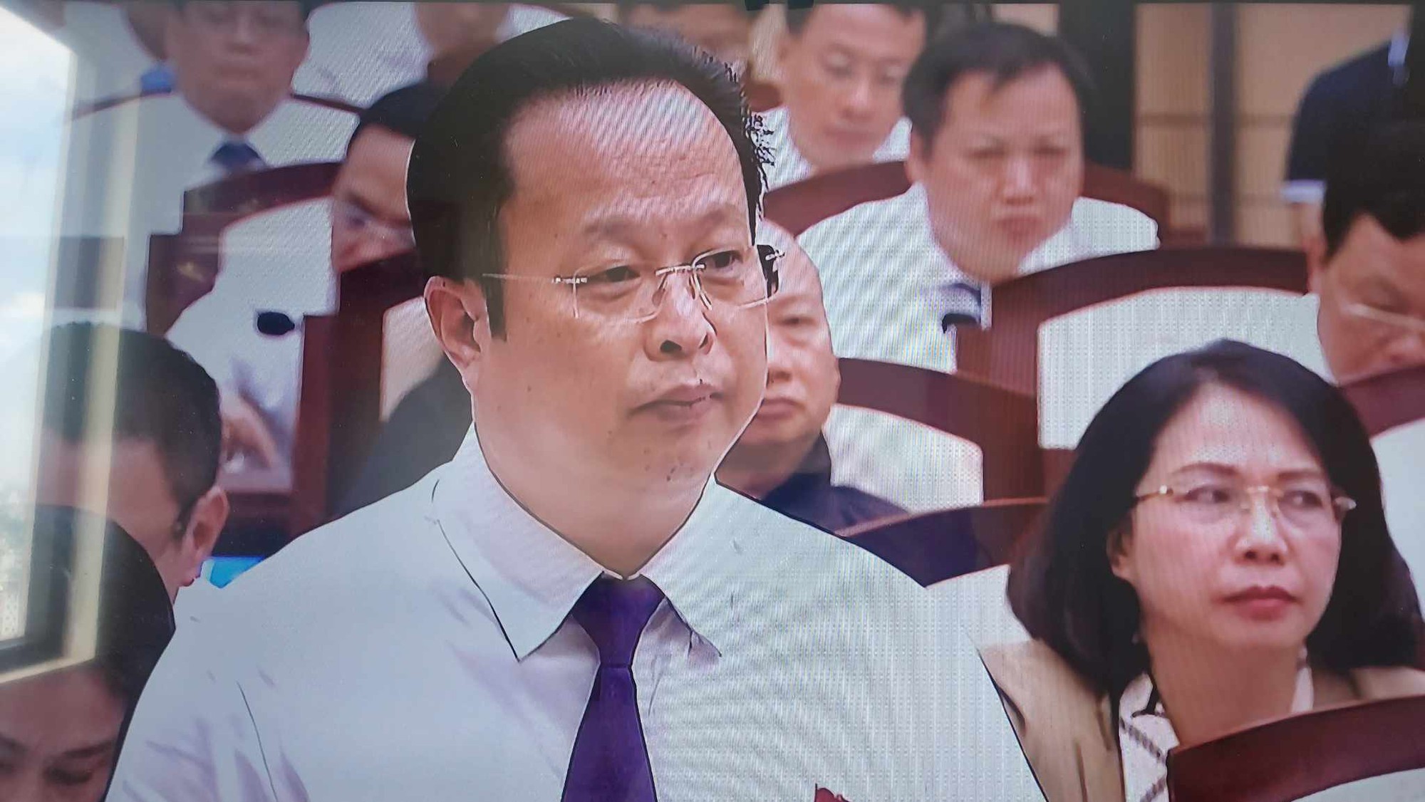 Phụ huynh xếp hàng nộp hồ sơ, Giám đốc Sở nói Hà Nội không thiếu trường - Ảnh 1.