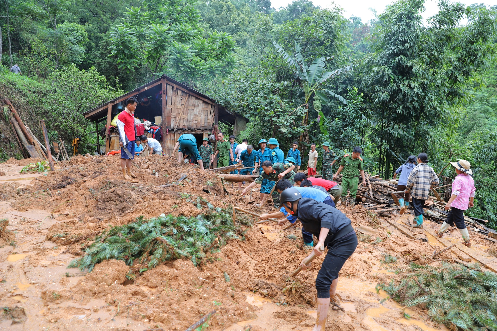 Sạt lở đất ở Hà Giang khiến 4 người trong 1 gia đình thương vong - Ảnh 1.