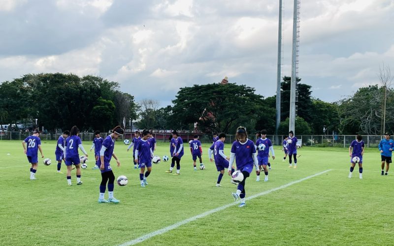 HLV Akira Ijiri: &quot;U19 nữ Việt Nam phải cố gắng hết sức trước U19 nữ Singapore&quot; - Ảnh 3.