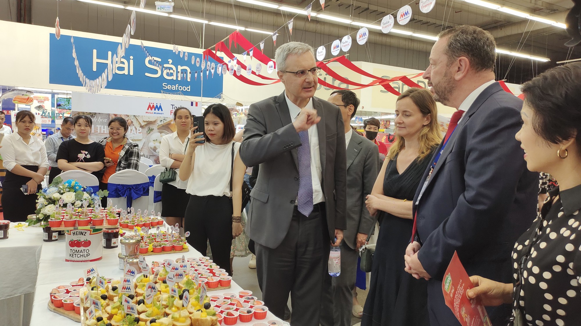 Khám phá tinh hoa ẩm thực Pháp với 200 sản phẩm nổi tiếng, quầy bánh mì, bơ sữa, trái cây tấp nập người mua - Ảnh 2.