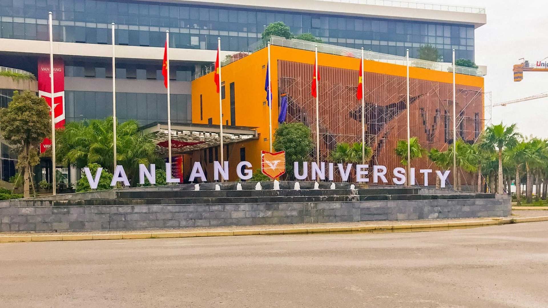 Trường ĐH Văn Lang bị phạt vì sử dụng 9 lao động nước ngoài không có giấy phép  - Ảnh 1.