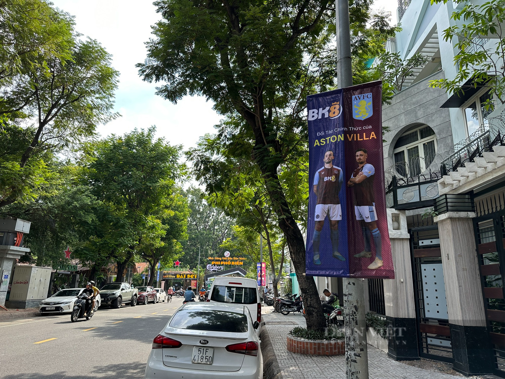 Đường phố TP.HCM tiếp tục xuất hiện nhiều banner quảng cáo cá độ bóng đá - Ảnh 1.