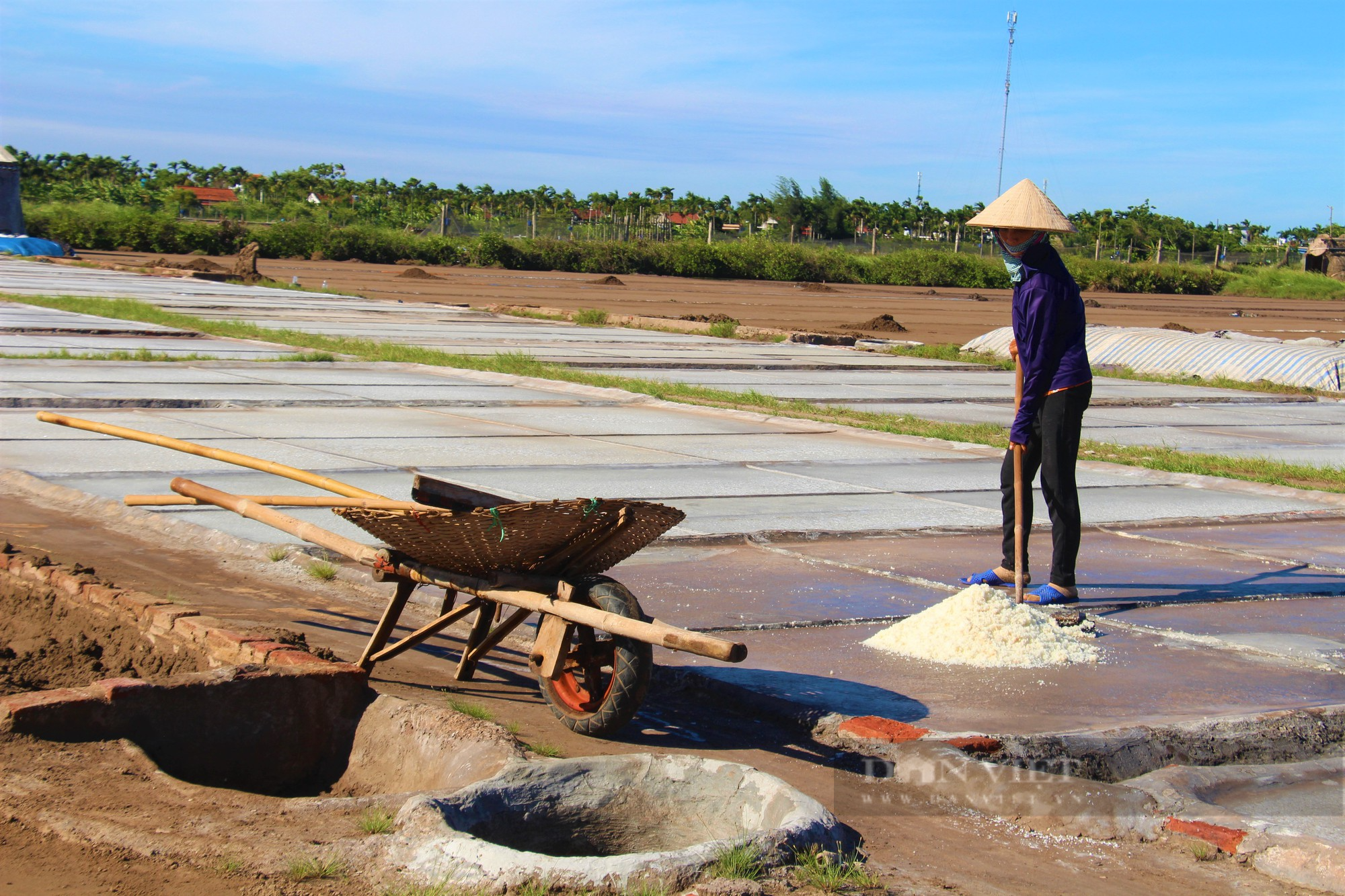 Người làm muối ở Nam Định nhọc nhằn mưu sinh dưới thời tiết gần 40 độ C - Ảnh 4.