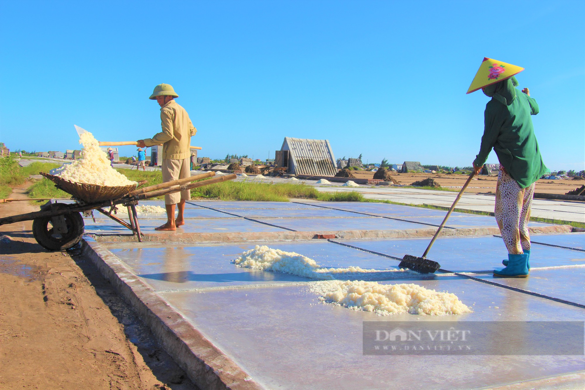 Người làm muối ở Nam Định nhọc nhằn mưu sinh dưới thời tiết gần 40 độ C - Ảnh 10.