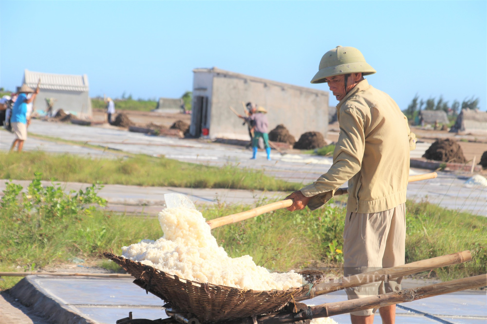 Người làm muối ở Nam Định nhọc nhằn mưu sinh dưới thời tiết gần 40 độ C - Ảnh 11.