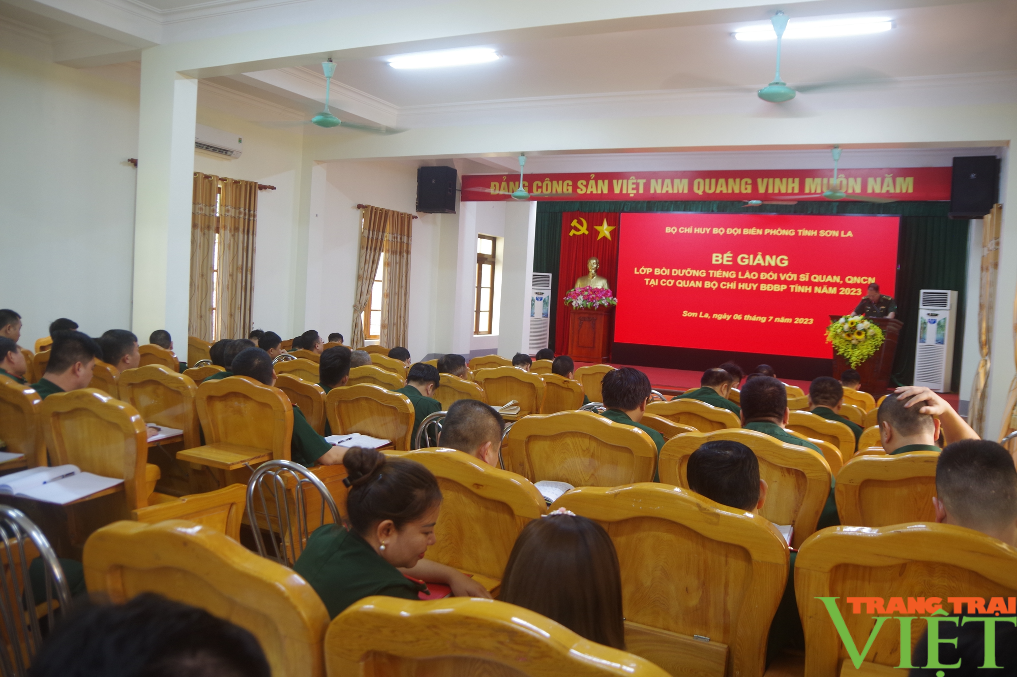 BĐBP Sơn La: Bế mạc lớp tiếng Lào cho sĩ quan, QNCN - Ảnh 1.