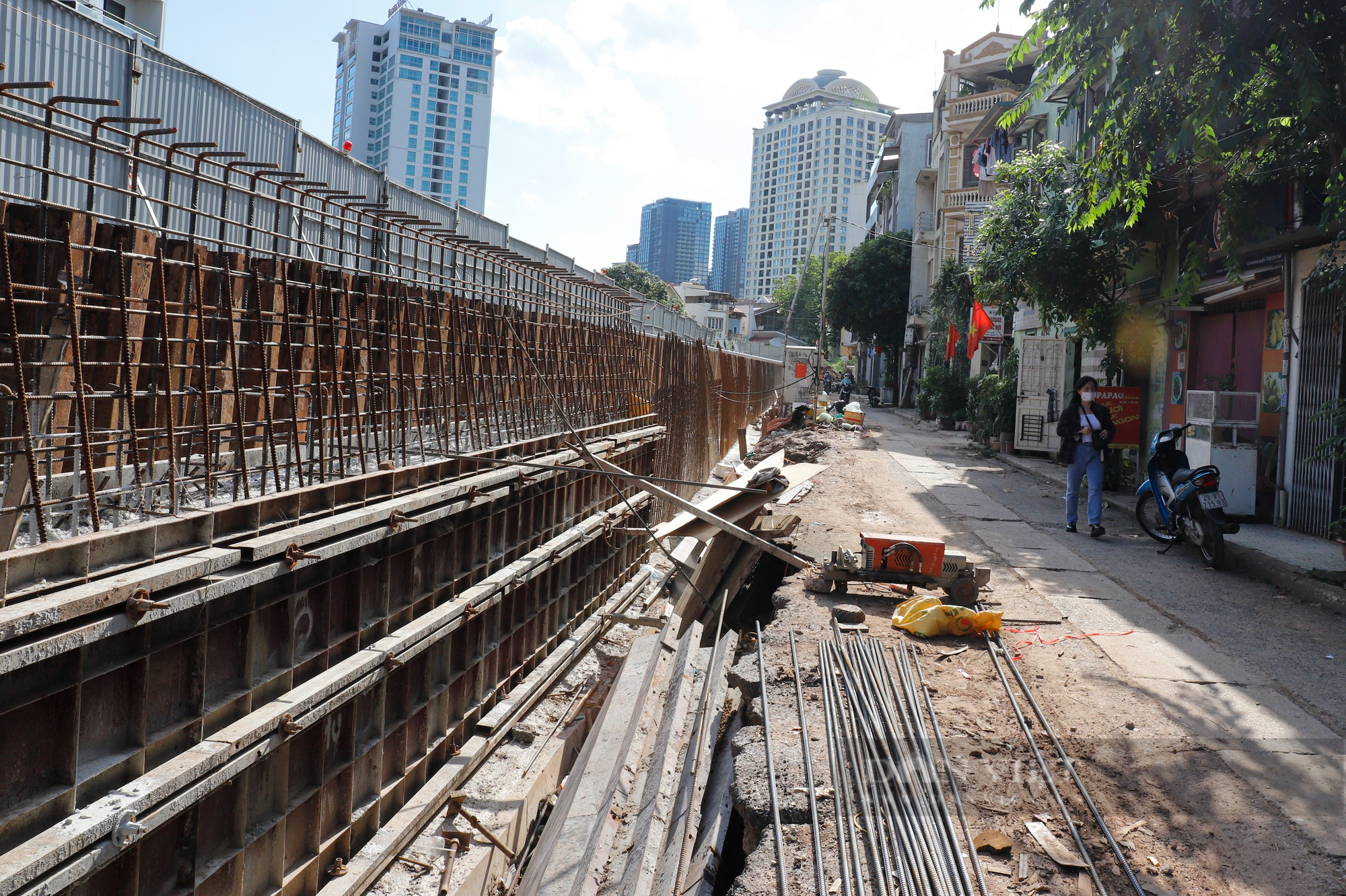 Cận cảnh tuyến đê trọng yếu bị Hà Nội yêu cầu làm rõ trách nhiệm vì chậm tiến độ  - Ảnh 1.