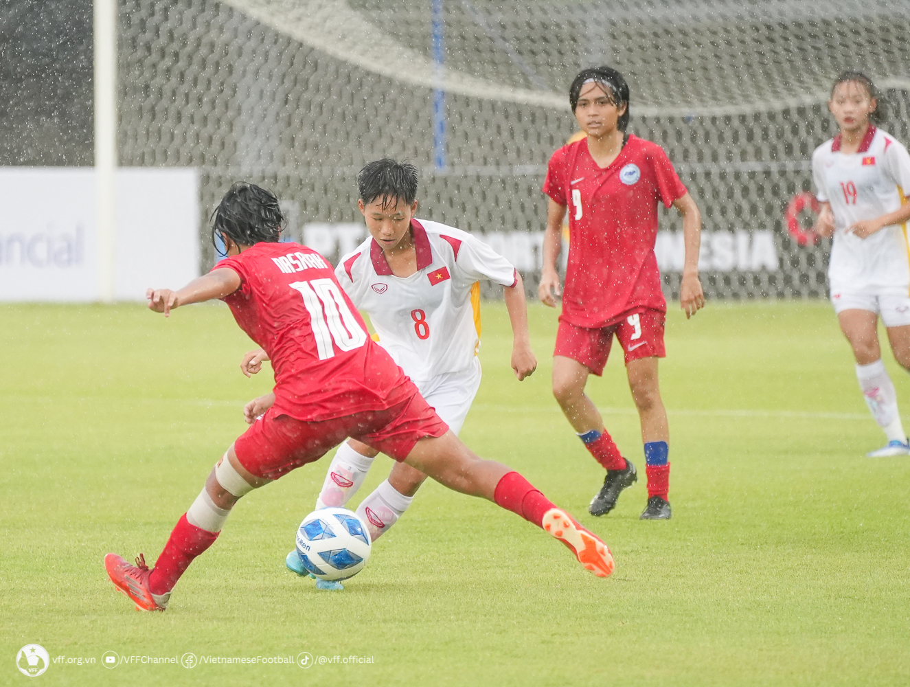 U19 nữ Việt Nam &quot;thủy chiến&quot; đại thắng &quot;5 sao&quot; trước U19 nữ Singapore - Ảnh 2.