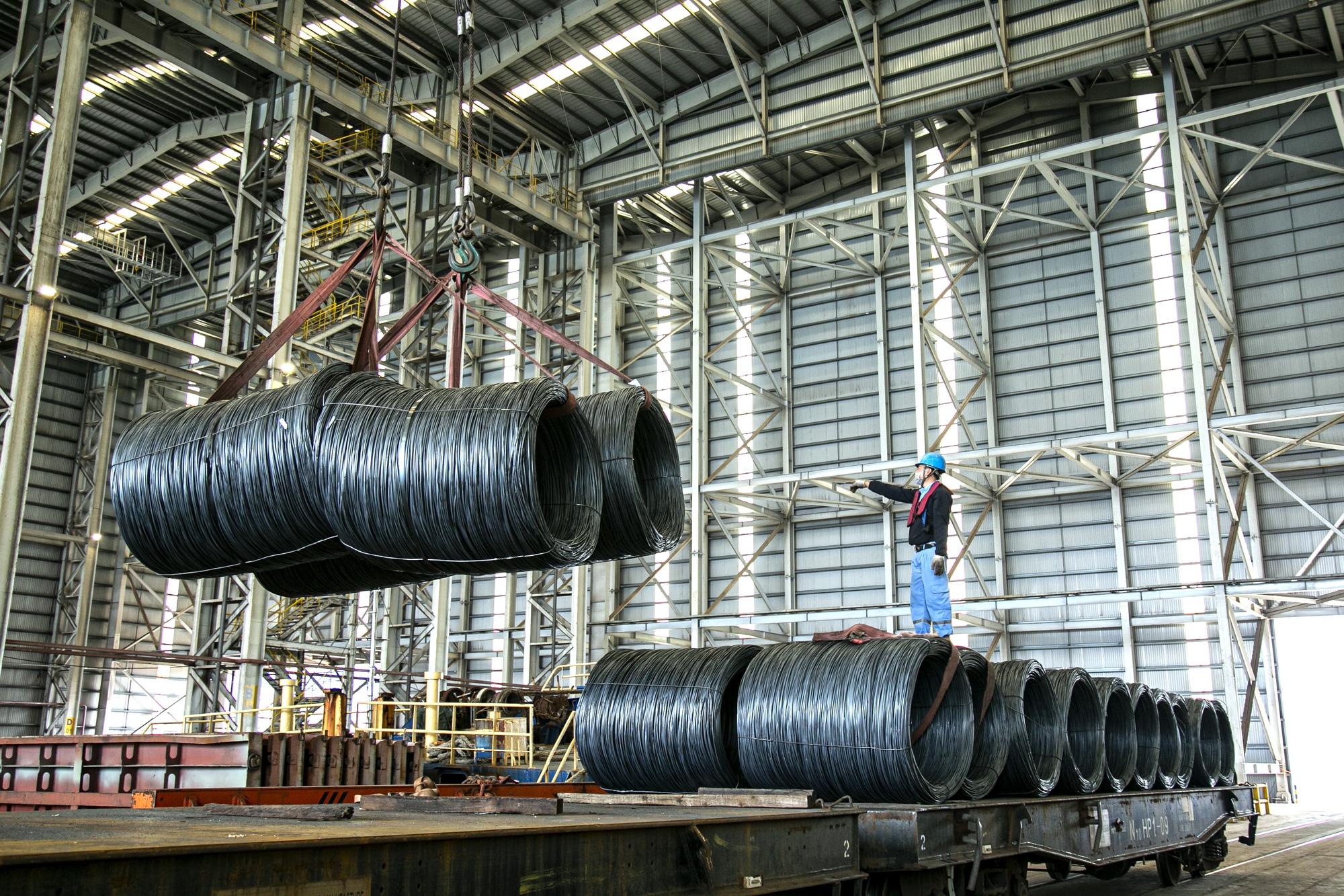 Hòa Phát cung cấp cho thị trường 2,9 triệu tấn thép sau 6 tháng - Ảnh 1.