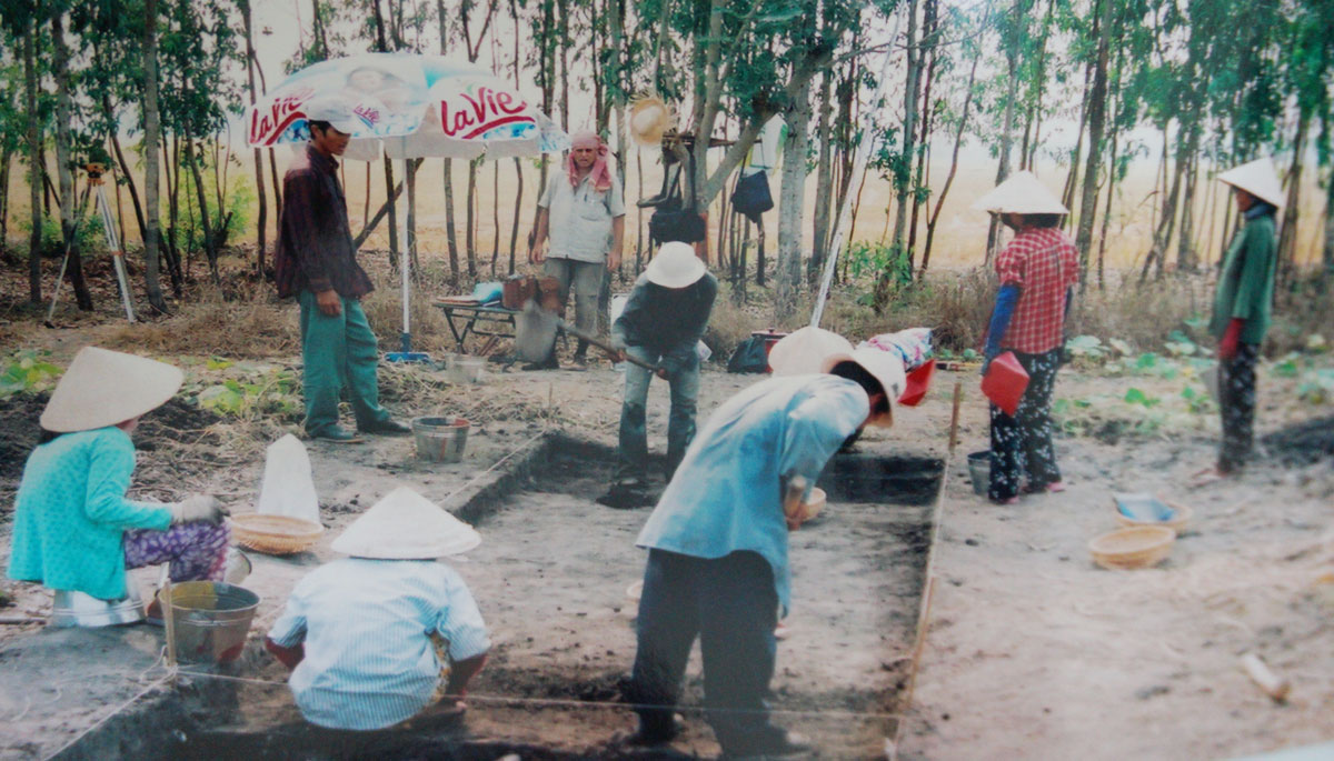 Cổ vật la liệt trong một bảo tàng ở Long An, có thứ gốm cổ lạ mắt đào được tại Gò Ô Chùa - Ảnh 2.