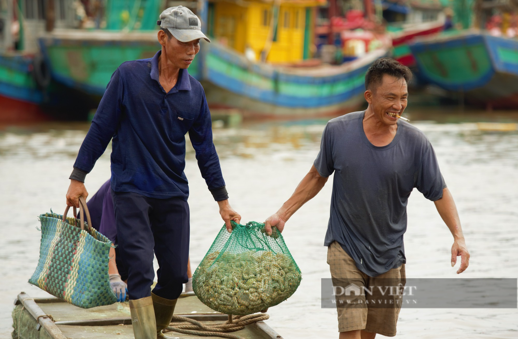 Tấp nập chợ cá Giao Hải ở Nam Định, thuyền vừa cập bến, thương lái đã tranh nhau thu mua hải sản - Ảnh 4.