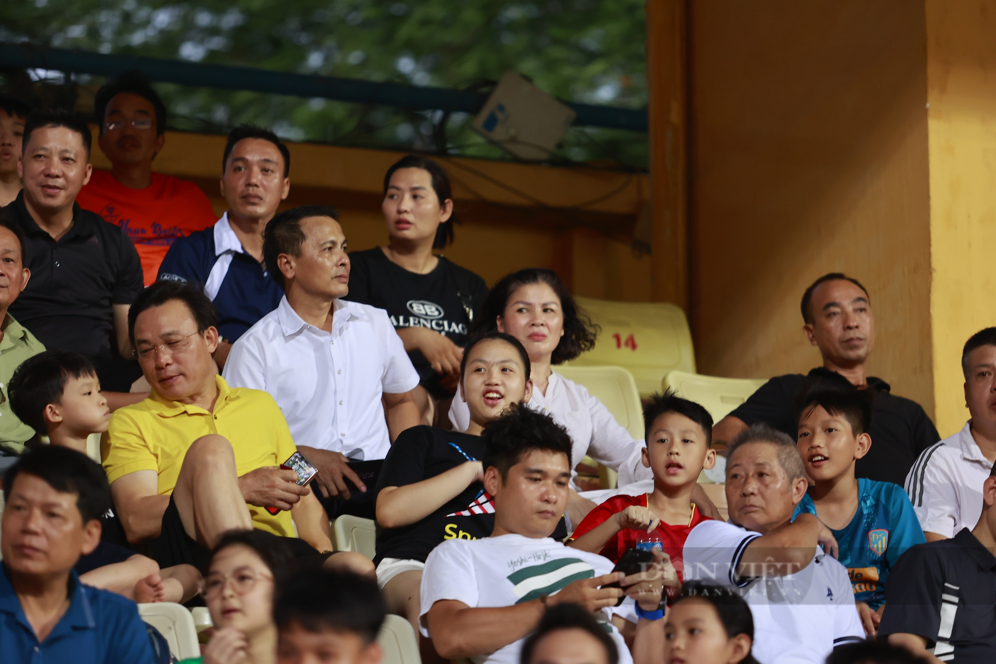 Quang Hải đi Mercedes cùng về với bố mẹ sau trận thua CAHN - Ảnh 5.
