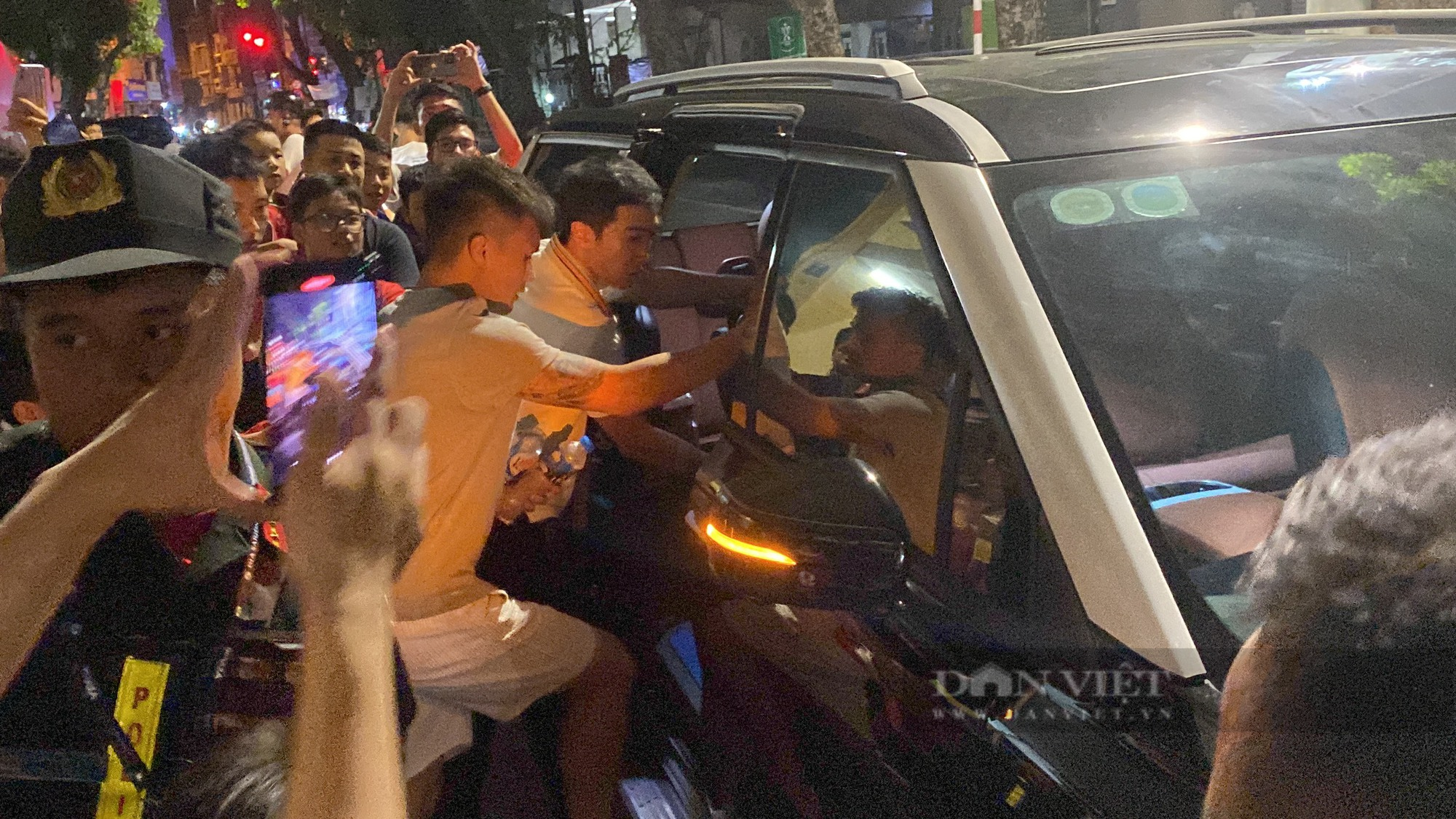 Quang Hải đi Mercedes cùng về với bố mẹ sau trận thua CAHN - Ảnh 7.