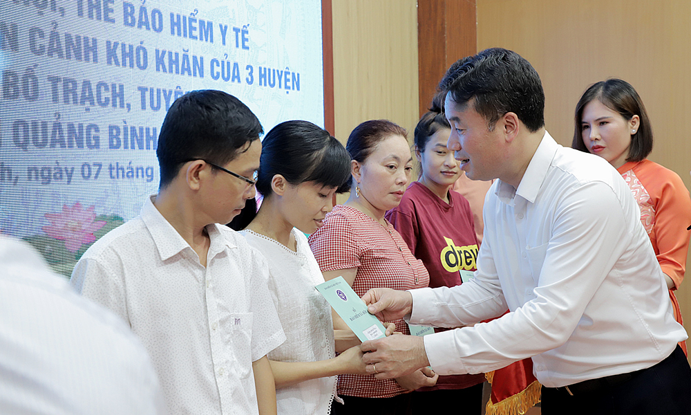BHXH Việt Nam trao 150 sổ BHXH, 540 thẻ BHYT đến người dân khó khăn tại 3 huyện ở Quảng Bình - Ảnh 1.