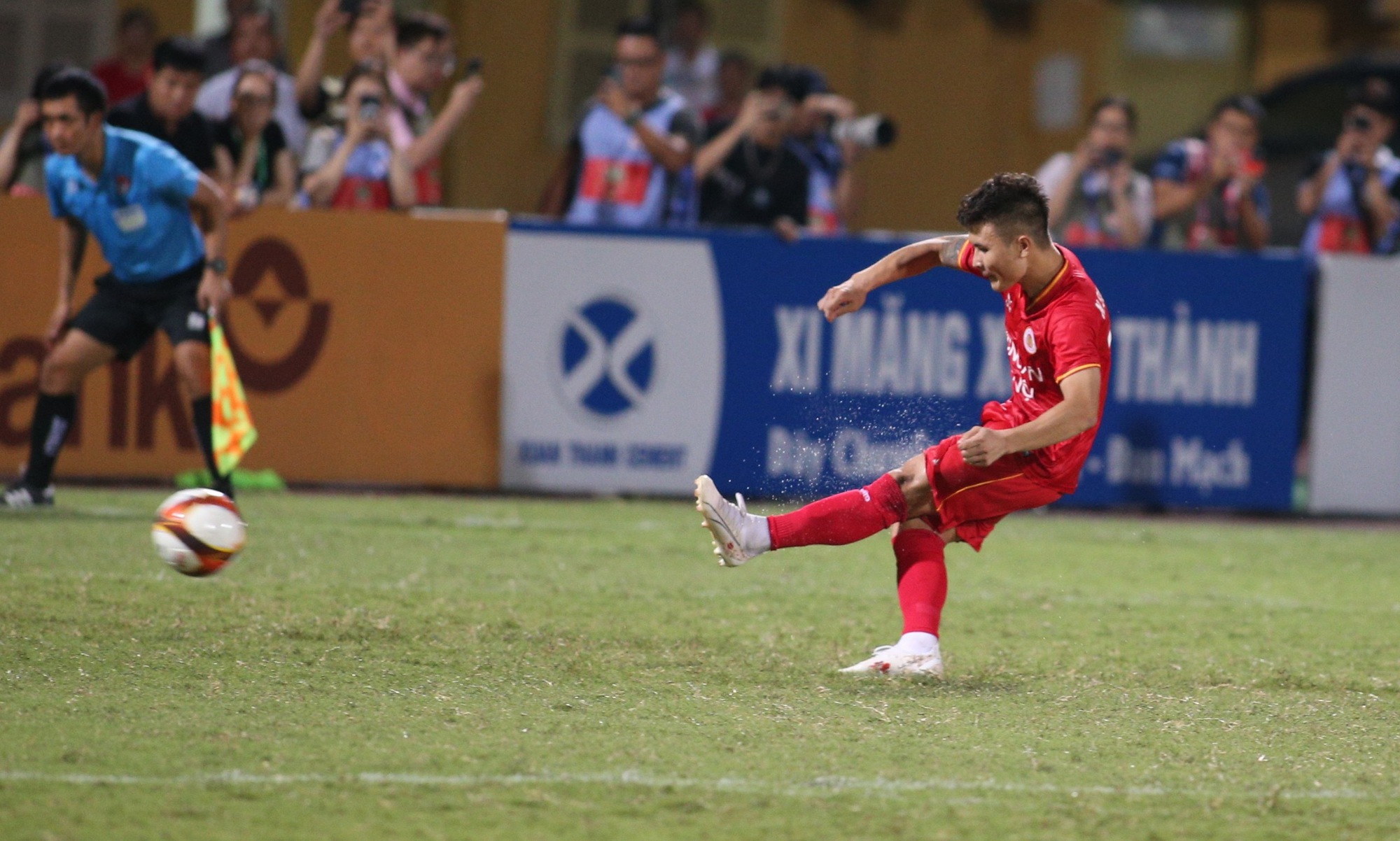 Cản phá penalty xuất sắc, thủ môn Đức Dũng đưa Nam Định vào tứ kết Cúp Quốc gia - Ảnh 14.