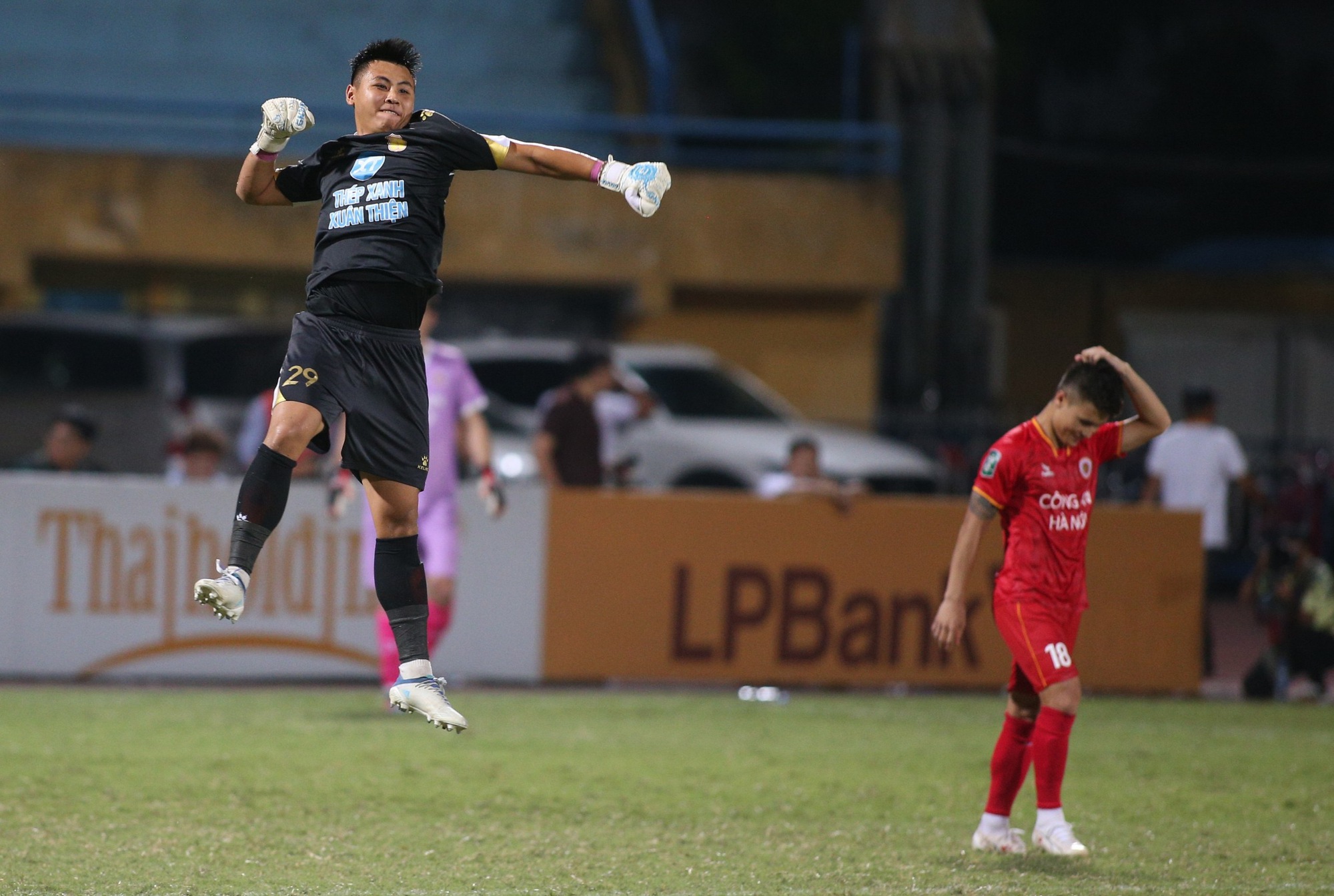 Cản phá penalty xuất sắc, thủ môn Đức Dũng đưa Nam Định vào tứ kết Cúp Quốc gia - Ảnh 15.