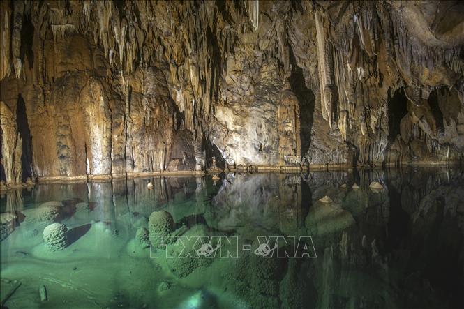 Bí ẩn hồ nước lớn xanh ngắt trong hang động trên đỉnh núi ở Hòa Bình - Ảnh 3.