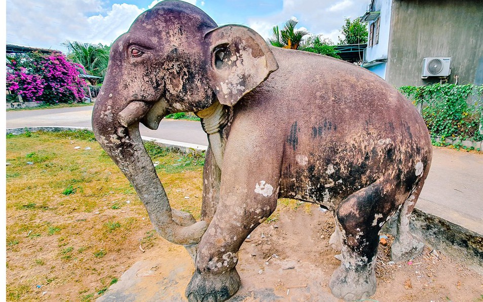 Hai pho tượng cổ hình voi đá thành Đồ Bàn ở Bình Định là báu vật của người Champa còn bí ẩn