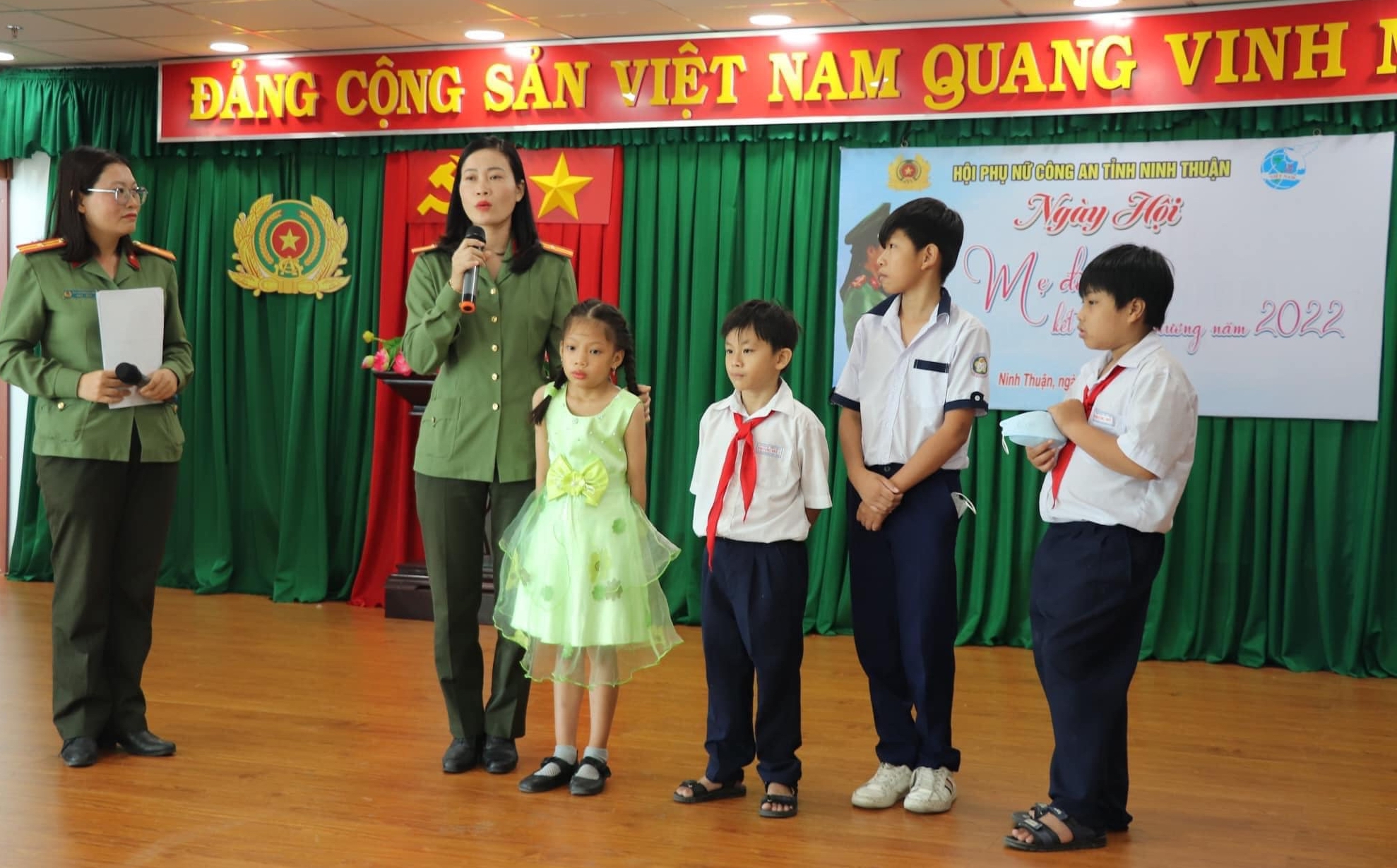 Tấm lòng của những người “Mẹ đỡ đầu”ở Công an tỉnh Ninh Thuận nhận trẻ mồ côi làm con - Ảnh 5.