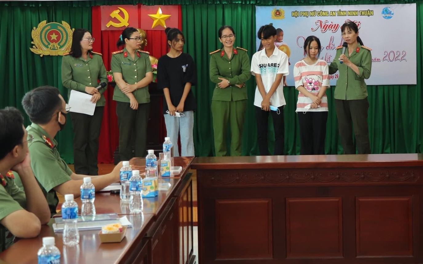 Tấm lòng của những người “Mẹ đỡ đầu” ở Công an tỉnh Ninh Thuận