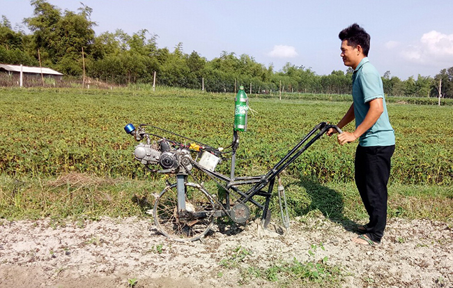 Một anh nông dân Bình Định sáng chế, cải tiến dụng cụ, thiết bị máy nông nghiệp, ai xem cũng phục - Ảnh 1.