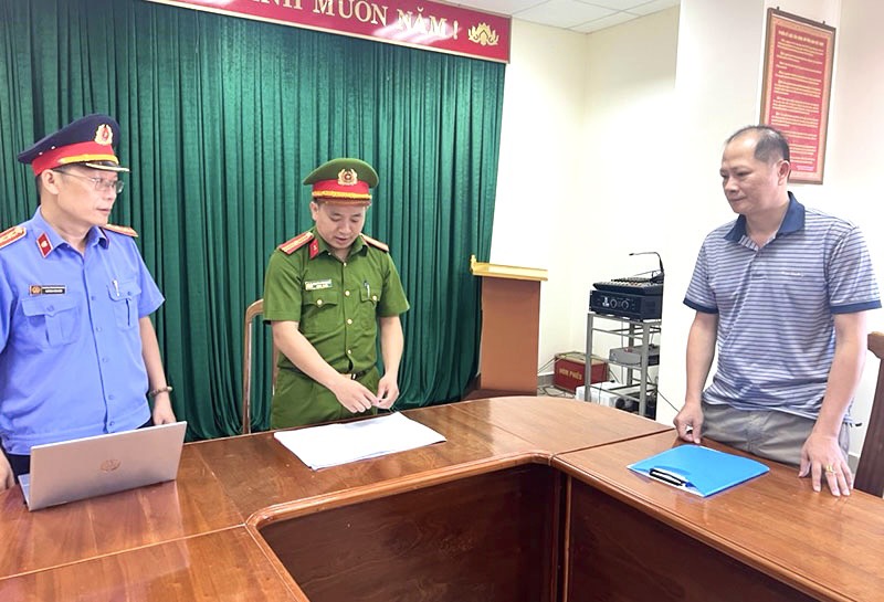 Quảng Bình: Bắt 2 Phó Giám đốc Trung tâm đăng kiểm vì nhận hối lộ - Ảnh 1.