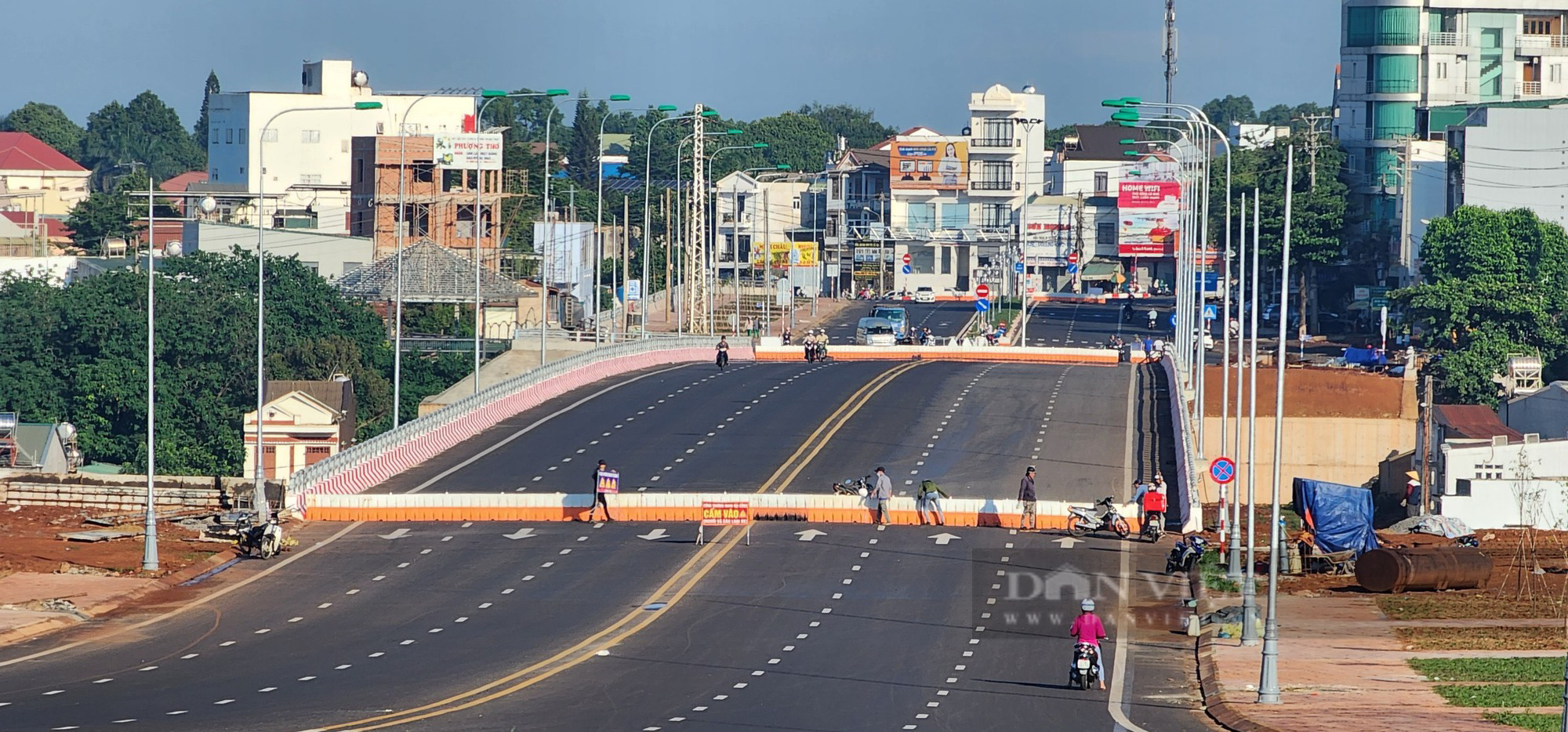 Rào chắn Đại lộ nghìn tỷ ở Đắk Lắk sau nhiều vụ tai nạn chết người - Ảnh 1.