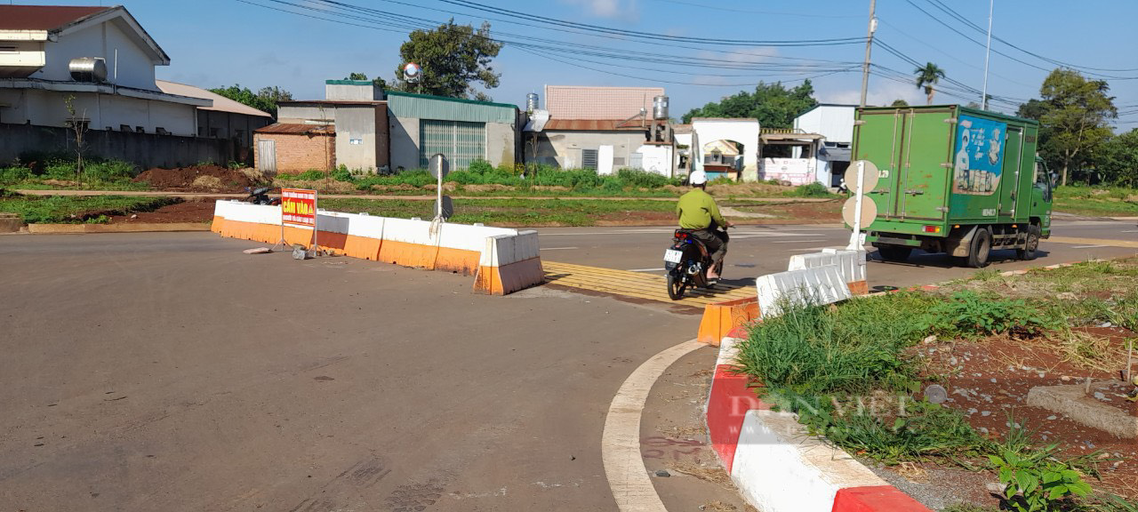 Rào chắn Đại lộ nghìn tỷ ở Đắk Lắk sau nhiều vụ tai nạn chết người - Ảnh 2.