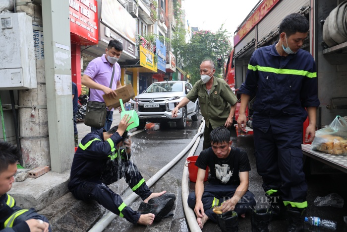 Lời kể xót xa vụ cháy nhà 5 tầng ở ngõ Thổ Quan, Hà Nội, 3 người trong gia đình mắc kẹt tử vong - Ảnh 8.